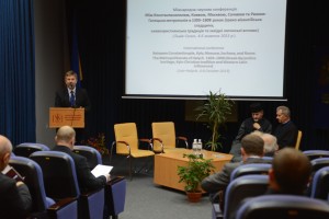 Декан гуманітарного факультету Ігор Скочиляс, митрополит Львівський вл. Ігор (Возьняк) та ректор УКУ о. д-р Богдан Прах на відкритті міжнародної конференції про Галицьку митрополію