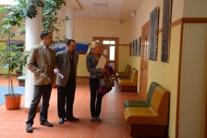 Керівник проектів та програм відділу розвитку УКУ Андрій Курочка, декан ФБФ о. д-н Роман Завійський та тимчасово повірена у справах Посольства Республіки Словенія Наташа Прах під час огляду експозиції в УКУ