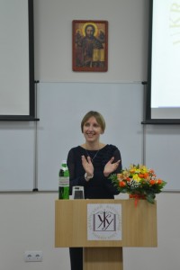 Керівник LvBS Софія Опацька розпочинає урочистості з нагоди інавгурації програми