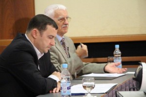 Моредатор зустрічі, сенатор УКУ Ярослав Рущишин та Євген Сверстюк