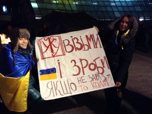 "Готуємося зустрічати ще один ранок на Євромайдані Київ. Наша талановита Каріна Фурса намалювала таке полотно від спільноти УКУ. На фото Юлія Сабадишина та Каріна Фурса. Фото Тарас Малий