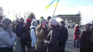 Учасники живого ланцюга прикрасили себе нацональною символікою