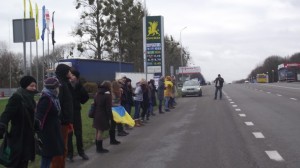 Близько 200 уківців стояли поблизу с. Гамалїівка в живому ланцюзі