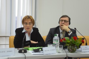 Виконавчий директор Інституту економічних досліджень та політичних консультацій, керівник Центру досліджень сучасного суспільства Оксана Кузяків та голова правління Інституту економічних досліджень та політичних консультацій Ігор Бураковський під час обговорень на семінарі