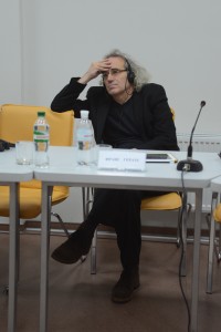 Франс Герадс вже декілька років у Львові навчає дерслужбовців коритсуватися морально правильними рішеннями у своїй діяльності. він вважає, що українці вже поводяться так, немов живуть в європейській демократичній країні