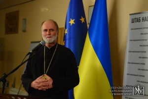 Владика Борис (Ґудзяк) під час спілкування з журналістами на Євромайдані в Києві 12 грудня 2013 р.