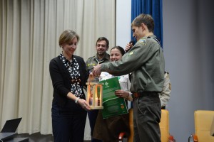 Голова Львівського осередку Пласту Роман Кучкуда передав Вифлиємський вогонь миру керівнику Львівської бізнес-школи Софії Опацькій