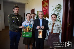 Пластуни передали Вифлиємський вогонь миру спільноті УКУ