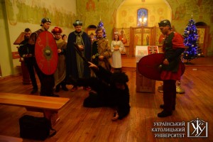 Студентський вертеп УКУ. який до цього встиг побувати на Євромайдані та в друзів УКУ, виступив і в Університеті