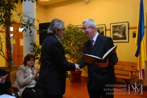 Генеральний консул Республіки Польща Ярослав Дрозд вручає диплом іноземного члена Польської академії вмінь проф. Ярославу Грицаку