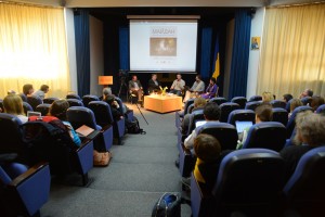 На круглому столі "Майдан: небезпечні зв’язки між богослов’ям, соціологією і публічною сферою" зібралися декан ФБФ о. Роман Завійський, соціолог релігії Хосе Казанова, соціолог Міхал Лучевський, викладач УКУ о. Василь Рудейко, філософ. викладач УКУ Орися Біла