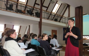 Проф. Христина Долинюк під час зустіріч з батьками розповідає, як їм слід поводитися з дітьми-аутистами