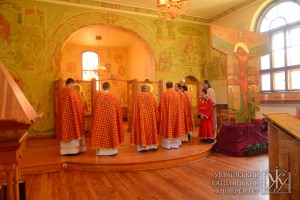 Священики зачитують Молитву посвяти спільноти УКУ та всієї України під Покров Пресвятої Богородиці