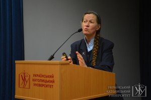 Під час дискусії с. Гелен Елфорд акцентувала свою увагу на моментах, на яких повинен будуватися соціально відповідальний бізнес