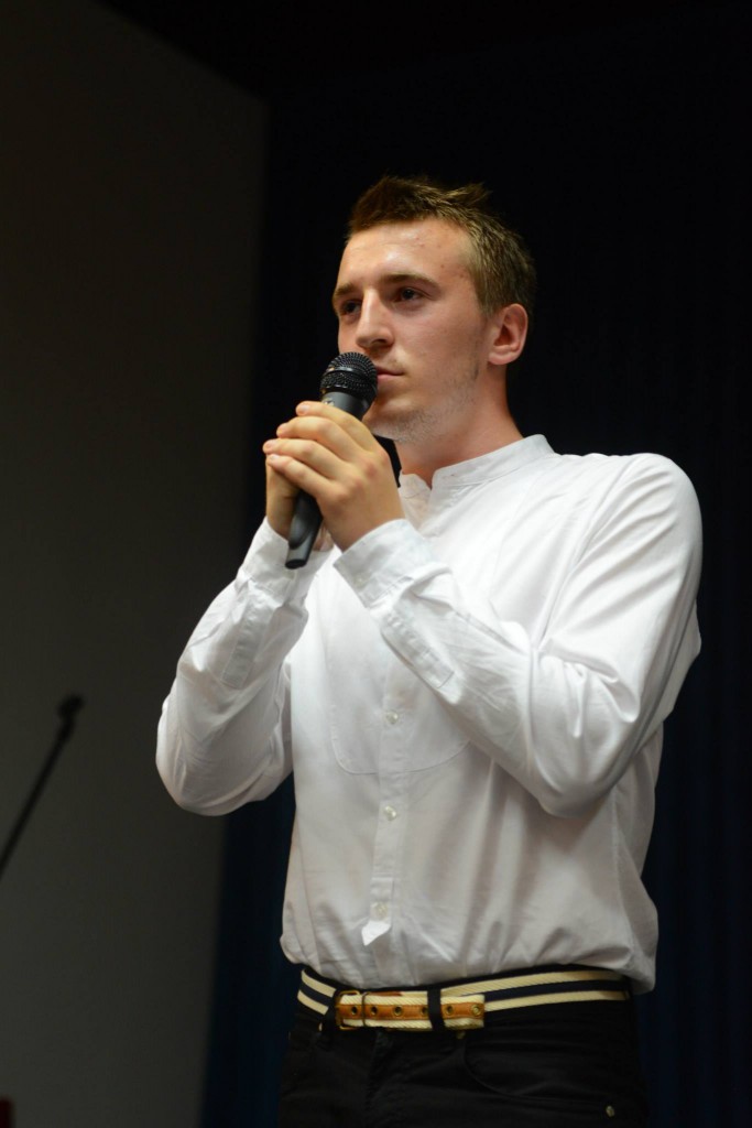 Лесюк Мирослав співає майже так, як Елвіс Преслі але імідж-мейкери схалтурили: де бакенбарди, розщіпнута сорочка, окуляри, епатаж?