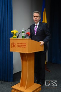 Посол США Джеффрі Р. Пайєтт вдабає в жінках-підприємцях можливість до розвитку малого та середнього бізнесу в Україні