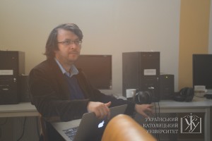 Емін Міллі керує онлайн-каналом meydan.tv. Для нього кожна хвилина на рахунку