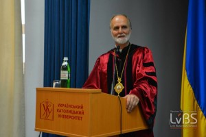 "Якщо молодь і студенти були ініціаторами, Майдану, то середній клас став його мотором і гарантом його плідності", - владика Борис виголосив промову на випускних урочистостях у LvBS