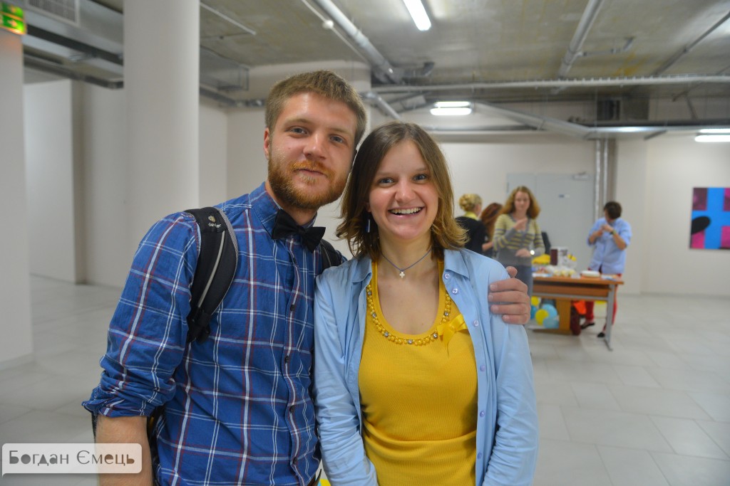 Своїм досвідом з командою "Be GOOD radio" ділиться журналіст Володимир Бєглов. Разом з керівником студентського радіо Оксаною Пужаковською на презентації