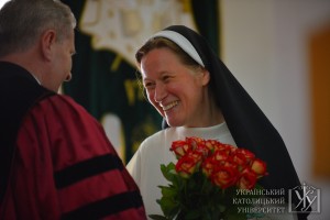 с. Хелен Елфорд виступила перед випускниками з промовою, в якій надихнула їх прагнути ставати новими лідерами майбутнього