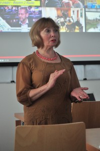 Проф. Ярослава Мельник під час презентації навчальних програм УВУ.