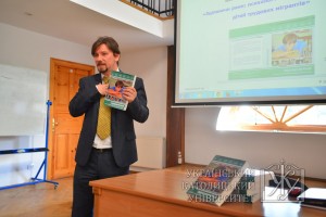 Одним із ініціаторів видання була міграційна служба "Карітас Україна". На фото її керівник Григорій Селещук