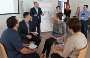 Учасники тренінгу під час "проведення переговорів"