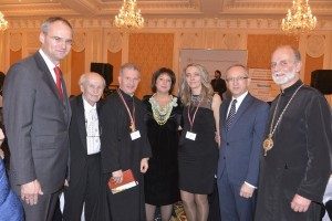 Зліва направо: Надзвичайний та Повноважний посол Австрійської Республіки в Україні Вольф Дітріх ХАЙМ, український, канадський, швейцарський економіст, громадський діяч, меценат Богдан Гаврилишин, ректор УКУ о.Б. Брах, Міністр фінансів України Наталія Яресько, проректор УКУ з комунікацій та розвитку Наталія Климовська, глава представництва ЄС в Україні Ян Томбінський, Президент УКУ  Владика Борис (Ґудзяк)