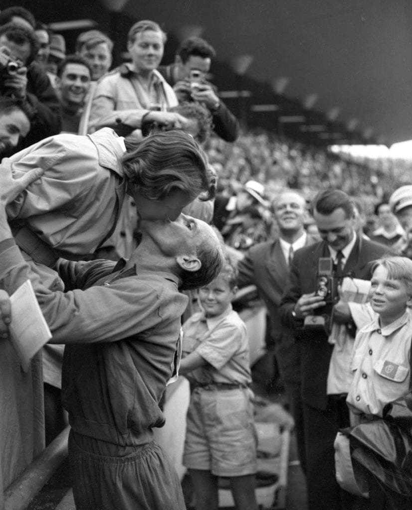 ok-11513-tummempi-kuva Emil Zátopek suutelee vaimoaan Dana Zátopkováa