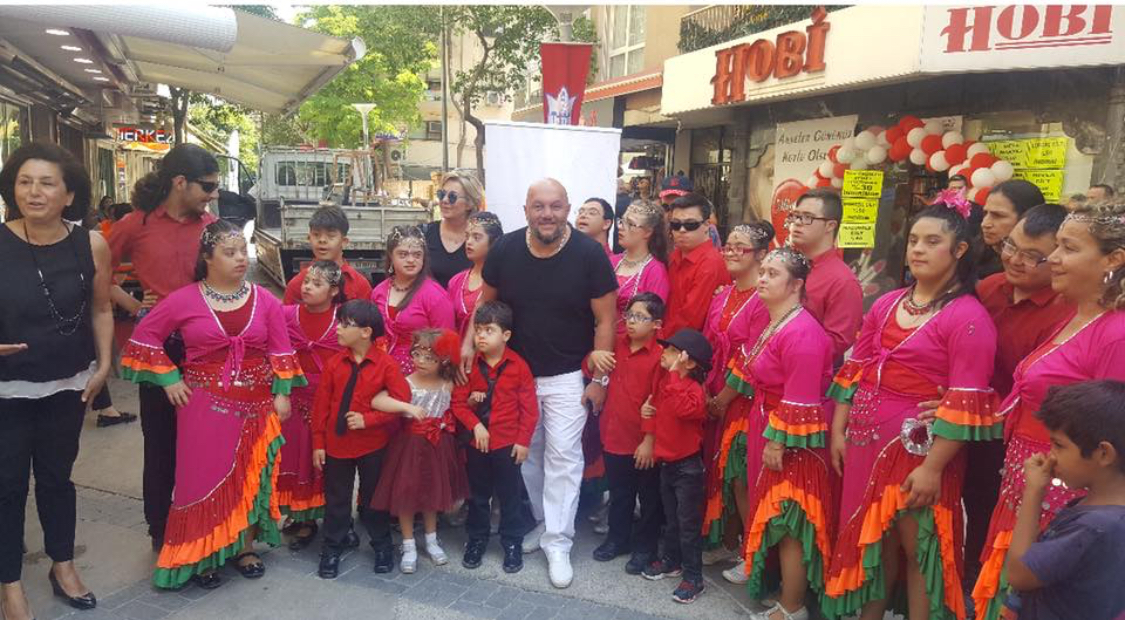 Ege Bölgesi Başkanı F.Serdar Tüzün çocuklarla Ege Bölgesi Başkanı F.Serdar Tüzün çocuklarla