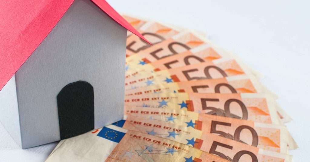 asuntolainat-euroopassa-kuvassa-leikkitalo-ja-50-euron-.seteli