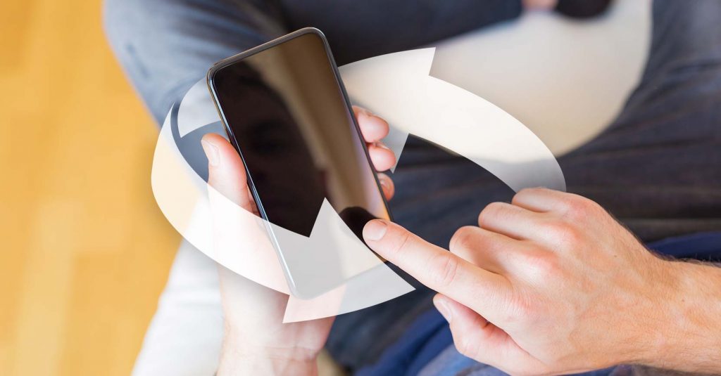 puhelin ja ihmisen kädet käyttämässä mobiilivarmennetta