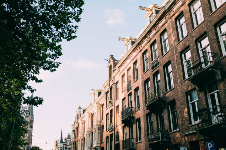 Een rij Amsterdamse huizen ter illustratie van het thema erfpacht