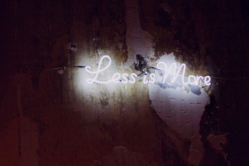Neonlamp met de woorden 'Less is more'