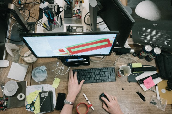 Een rommelig bureau vol met spullen