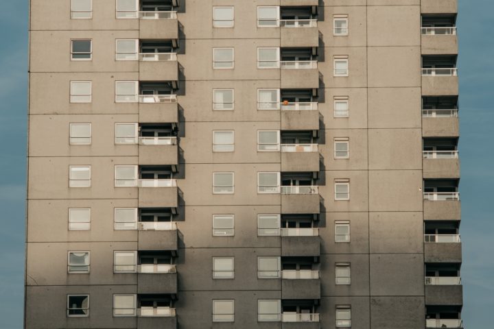 Een Rotterdams flatgebouw in de stijl van de wederopbouw