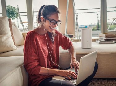 Eine Studierende nutzt GigaCube