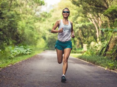 Frau joggt im Sommer.