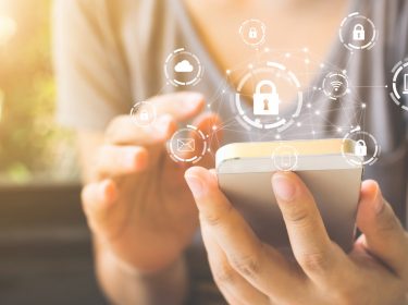 Frau gibt auf ihrem iPhone ein Passwort ein