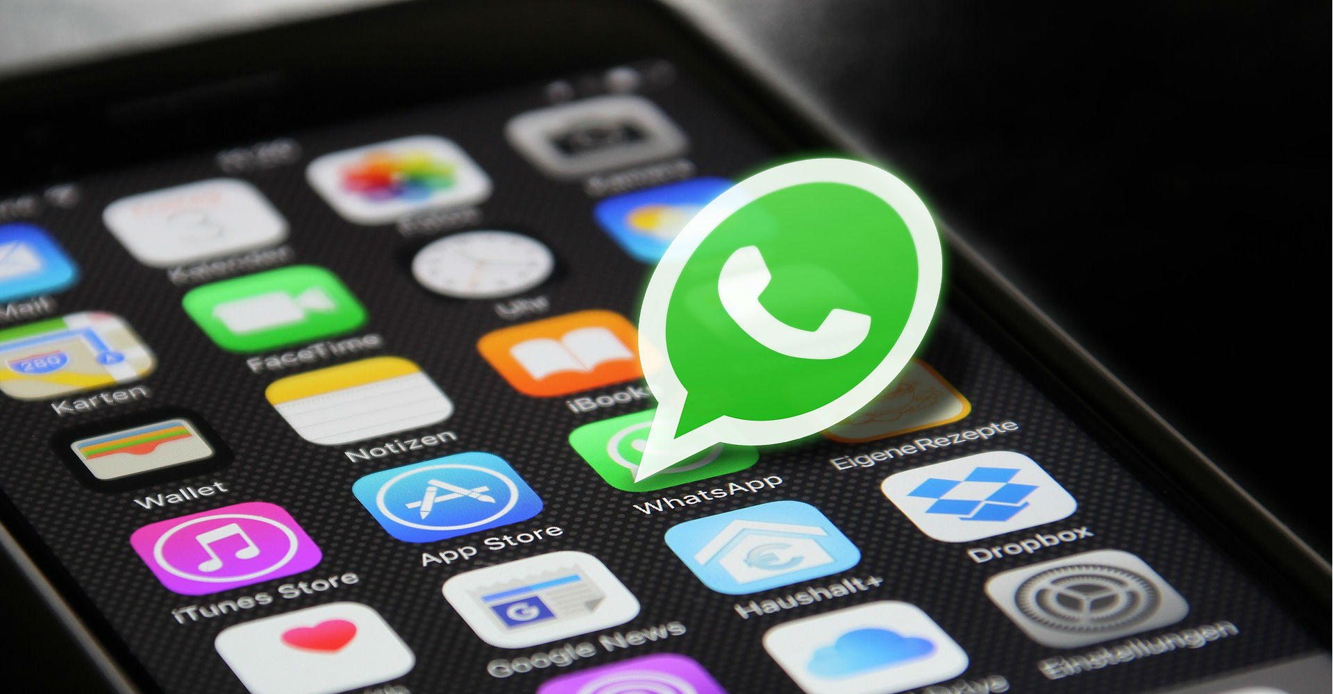 WhatsApp-Symbol auf Smartphone-Bildschirm.