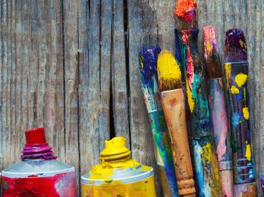 Pinsel und bunte Farben.