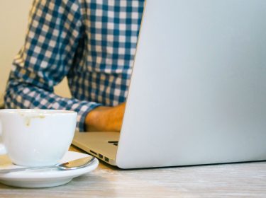 Arbeiten am Macbook.