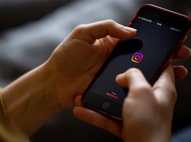 Ein Display mit Instagram-Logo