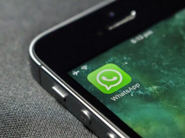 Die WhatsApp-Anwendung auf dem Smartphone-Bildschirm.