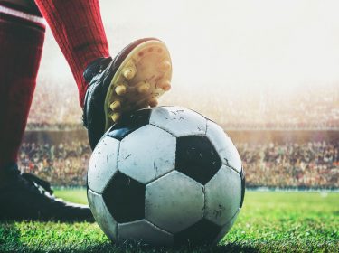 Spieler mit Fußball - Die besten Apps zum Bundesliga-Start