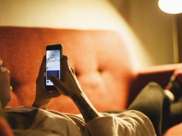 Frau schaut auf ihr Smartphone.