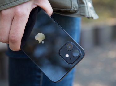 iPhone 12 in der Hand halten