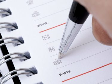 Wer seine Kontakte in WhatsApp & Co. abspeichert, braucht kein physisches Adressbuch mehr.