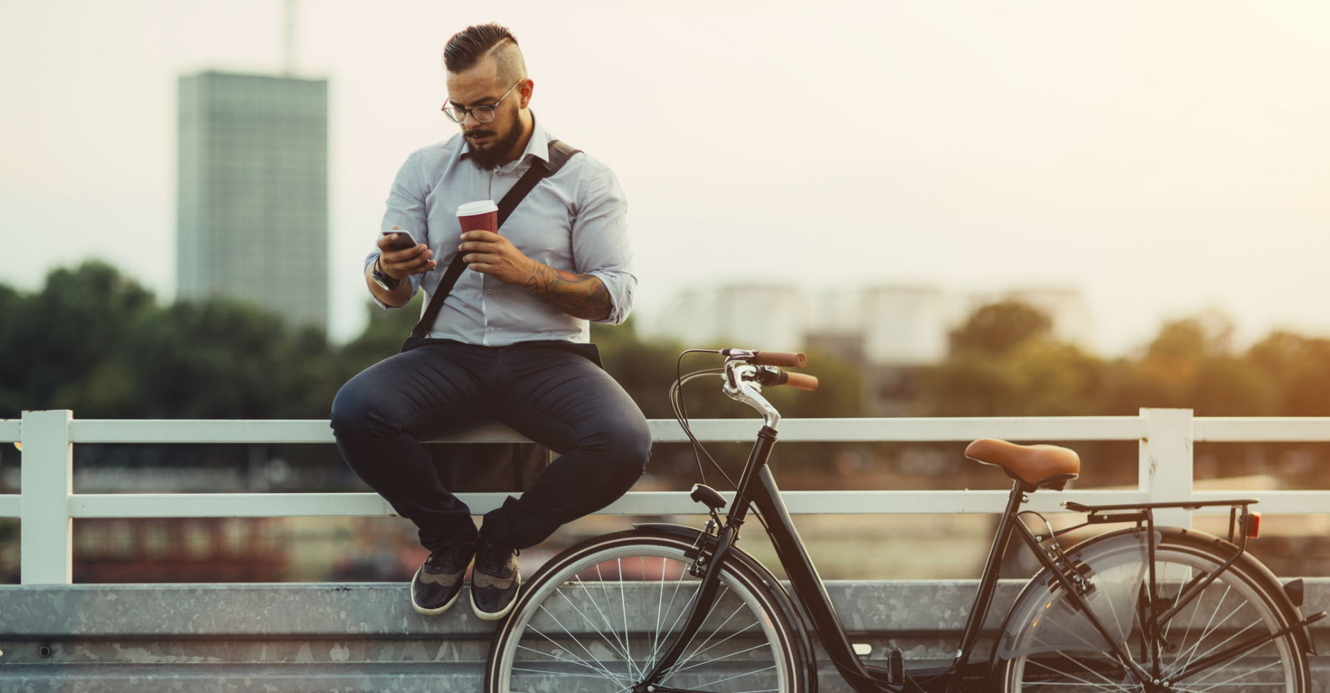 Junger Mann nutzt WhatsApp am Smartphone.