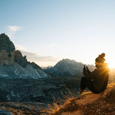 apps-fuer-digitale-globetrotter-frau-in-den-bergen-mit-smartphone